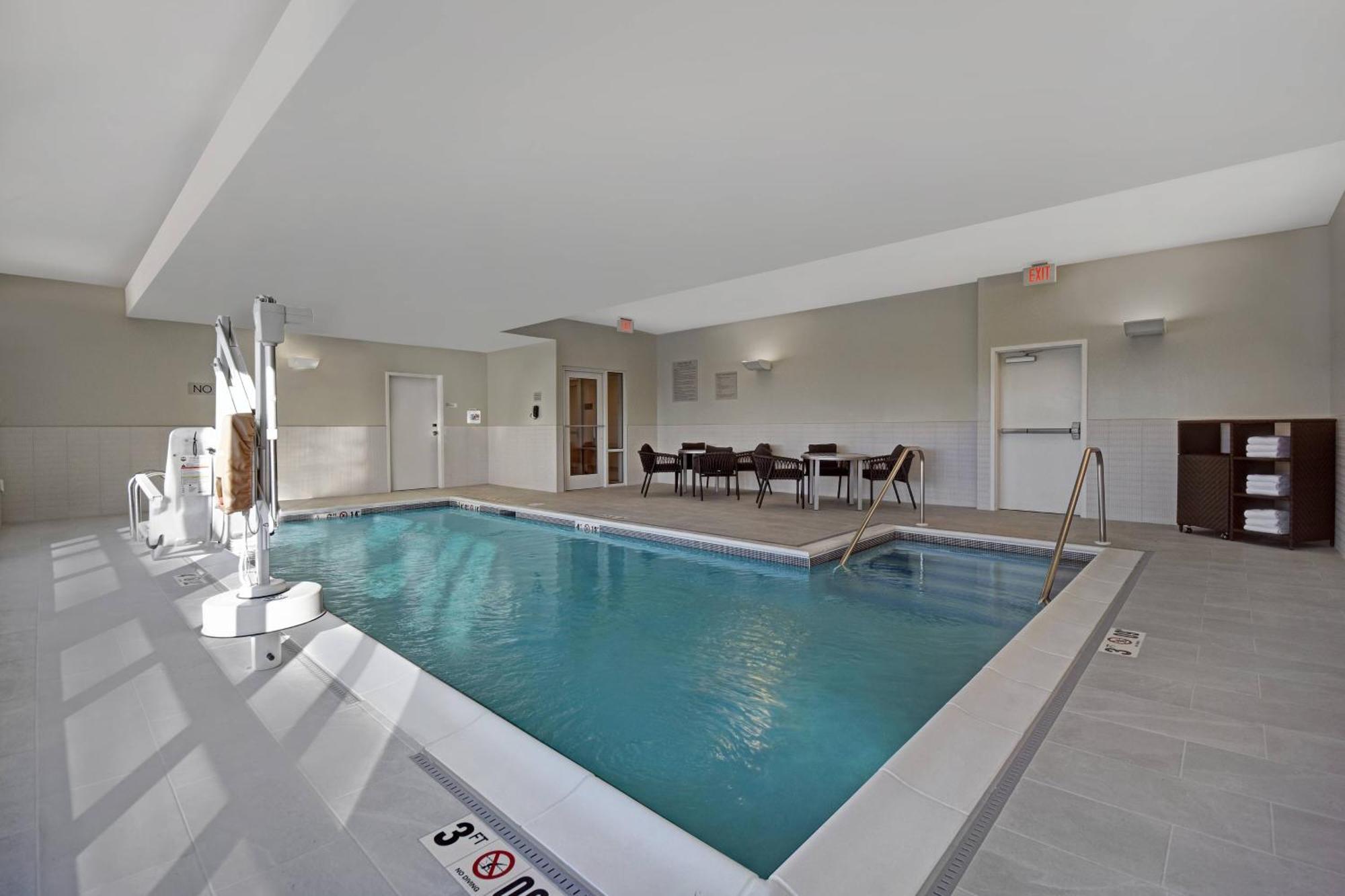 Towneplace Suites By Marriott Fall River Westport Bagian luar foto